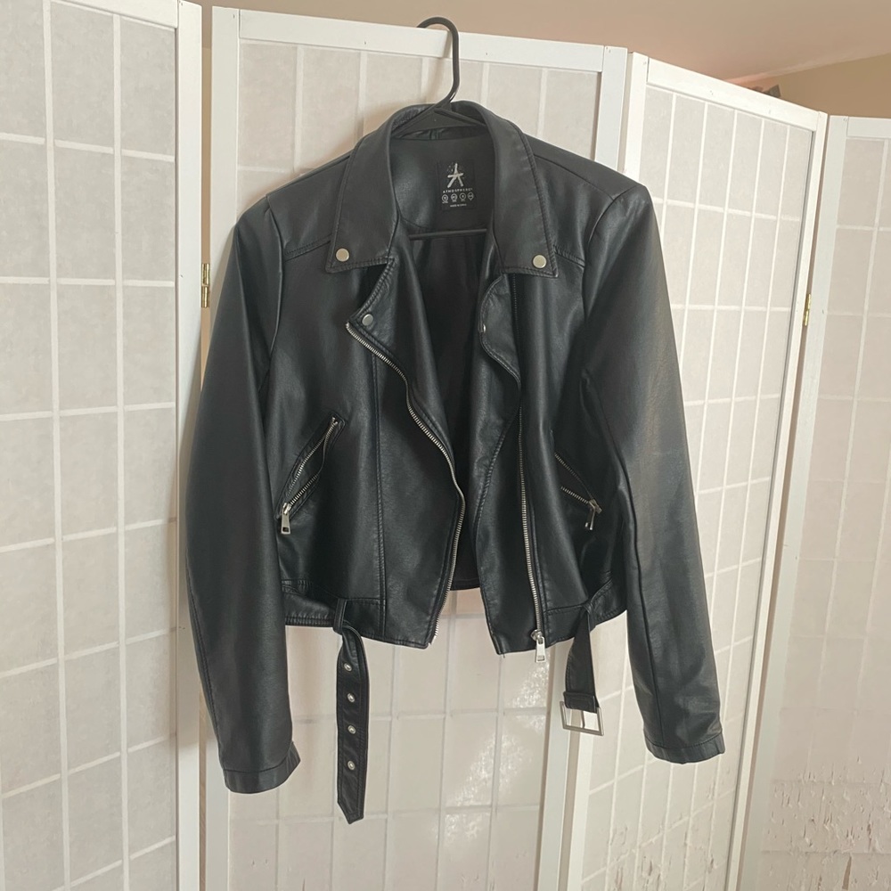 super cute black leather jacket with pockets